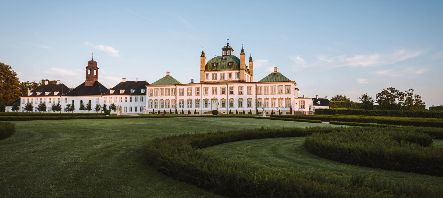 Fredensborg Slot ligger med den store slotspark foran